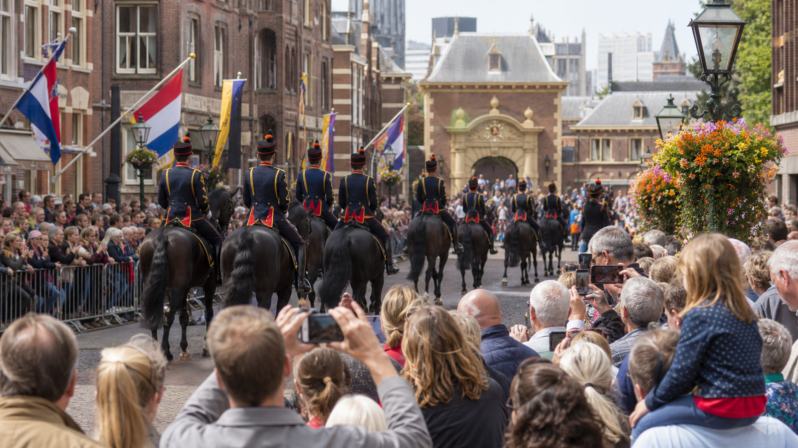 Ceremoniële stoet en publiek tijdens een feestelijke dag in Den Haag